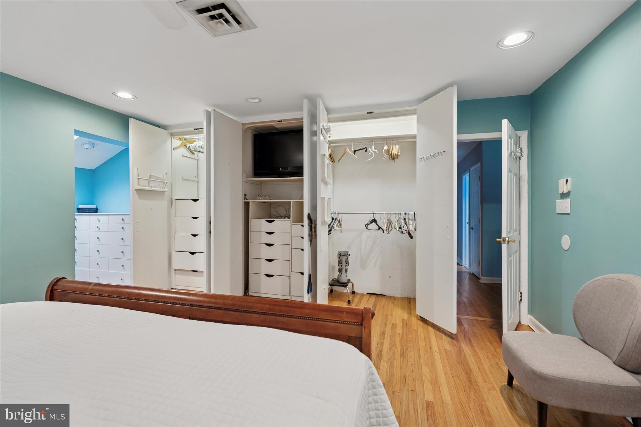 990 Indian Creek Road Jenkintown, PA 19046 - Photo 17 of 58 a bedroom with a bed and a television