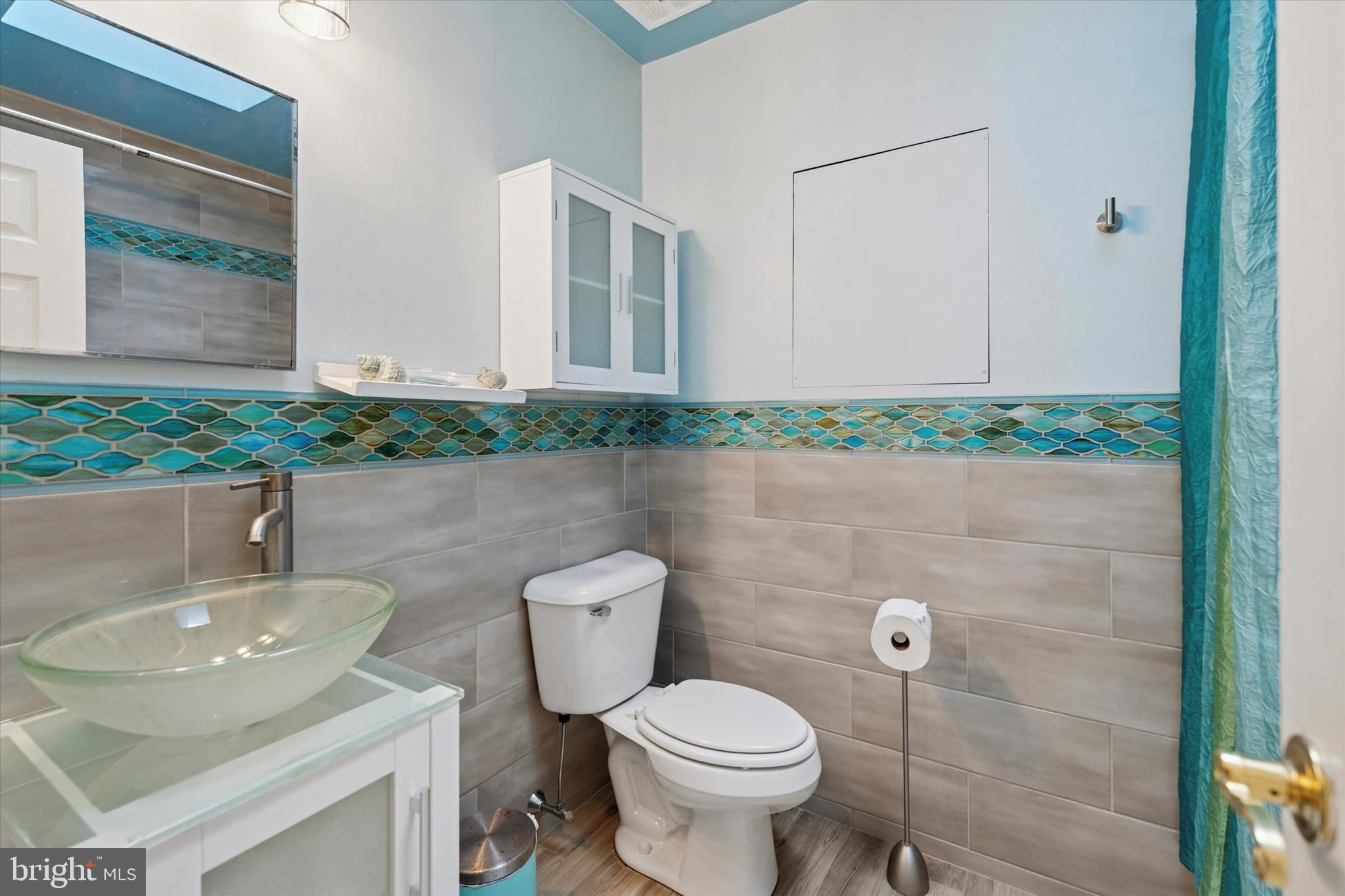 990 Indian Creek Road Jenkintown, PA 19046 - Photo 28 of 58 a bathroom with a sink a toilet and a mirror