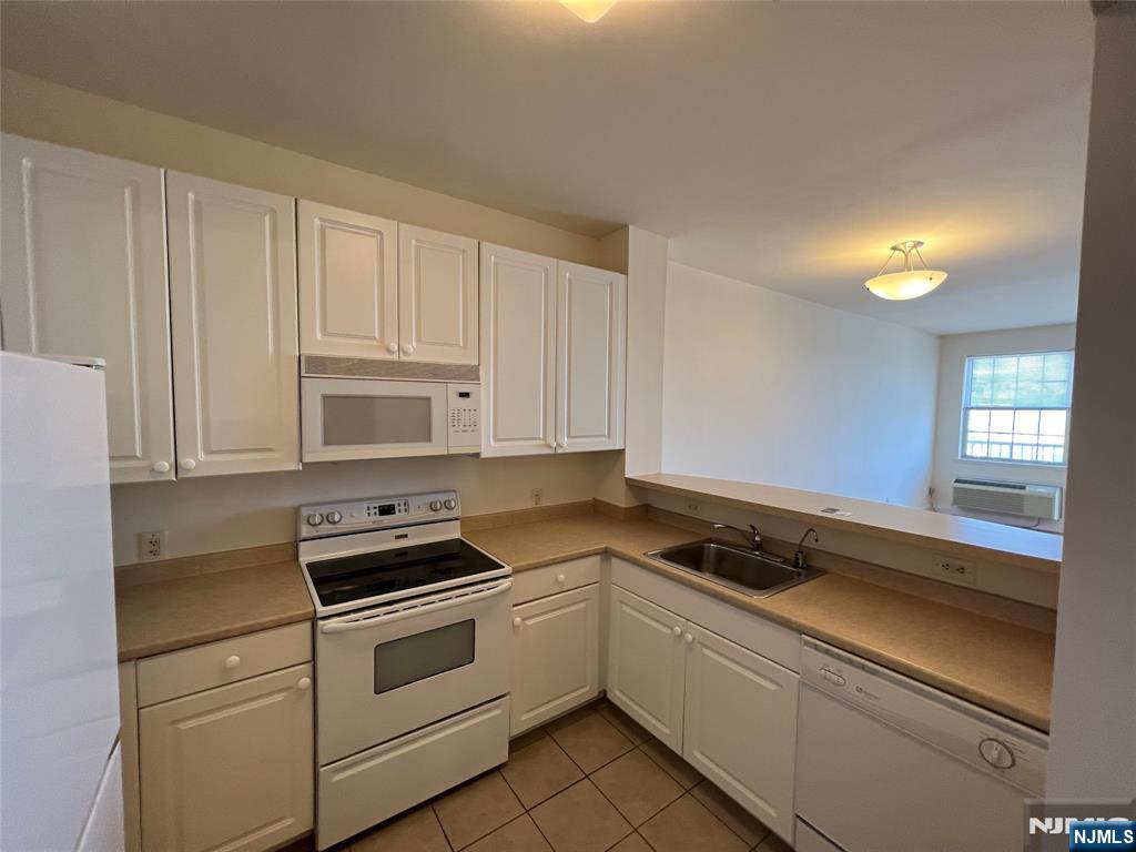 1100 River Road, Unit 302 Edgewater, NJ 07020 - Photo 4 of 13