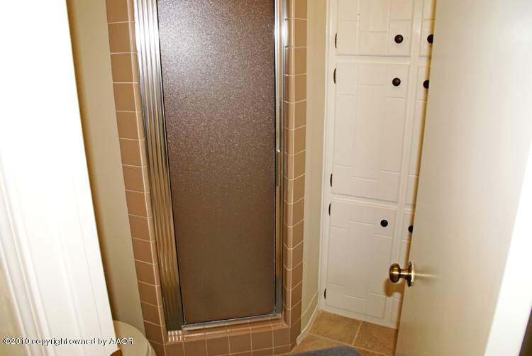8302 Ranier Drive Amarillo, TX 79110 - Photo 21 of 32 a bathroom with a shower