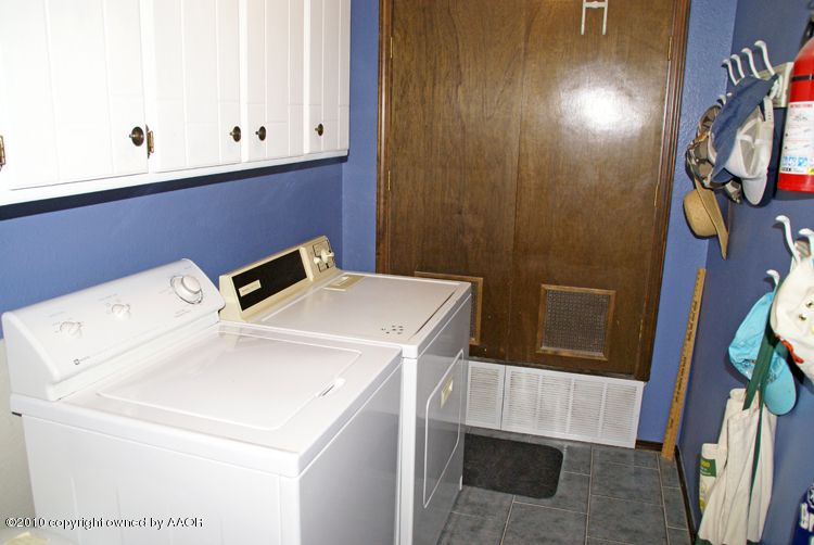 8302 Ranier Drive Amarillo, TX 79110 - Photo 29 of 32 a utility room with dryer and washer