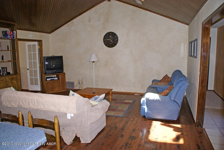 8302 Ranier Drive Amarillo, TX 79110 - Photo 4 of 32 a living room with furniture and a wooden floor