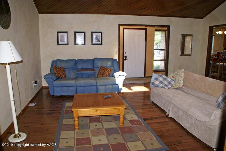 8302 Ranier Drive Amarillo, TX 79110 - Photo 5 of 32 a living room with furniture and a rug