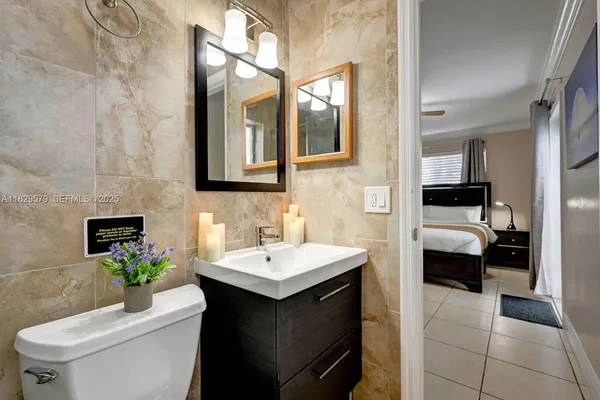 a en suite bathroom with a toilet sink and mirror
