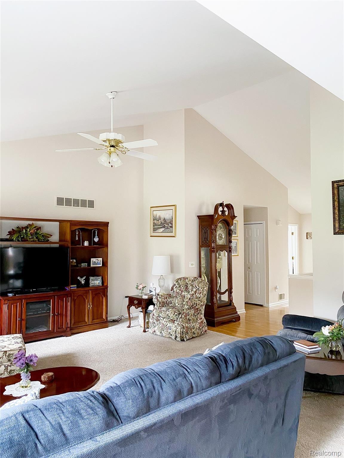 560 Misty Brook Lane Rochester, MI 48307 - Photo 11 of 42 IMG_7506.jpg