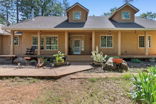 a view of a house with a yard