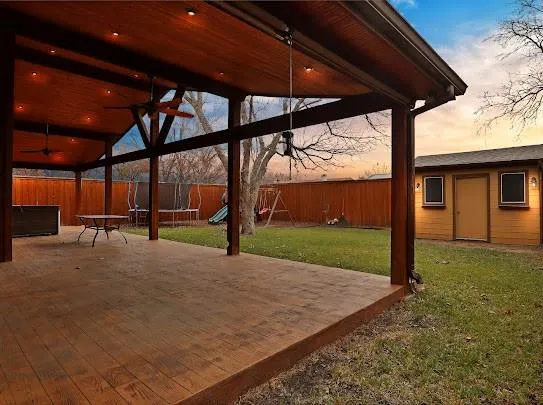 a view of a house with backyard and tree