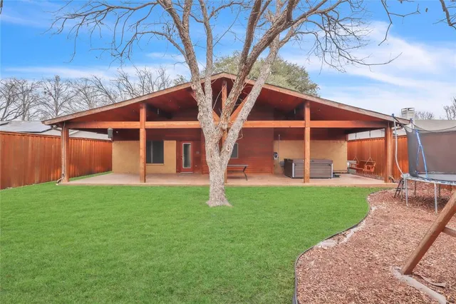 a view of a house with backyard