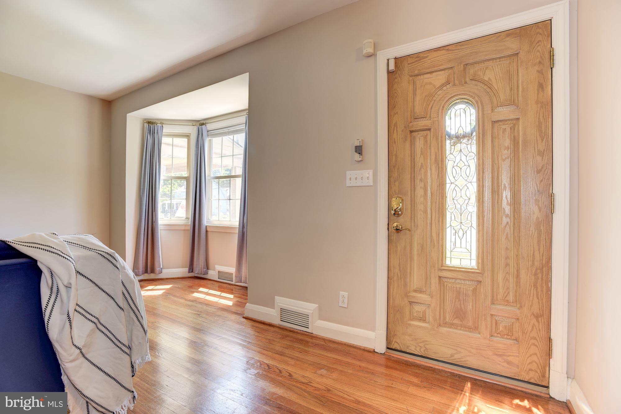 6338 Frederick Road Baltimore, MD 21228 - Photo 4 of 36 Foyer