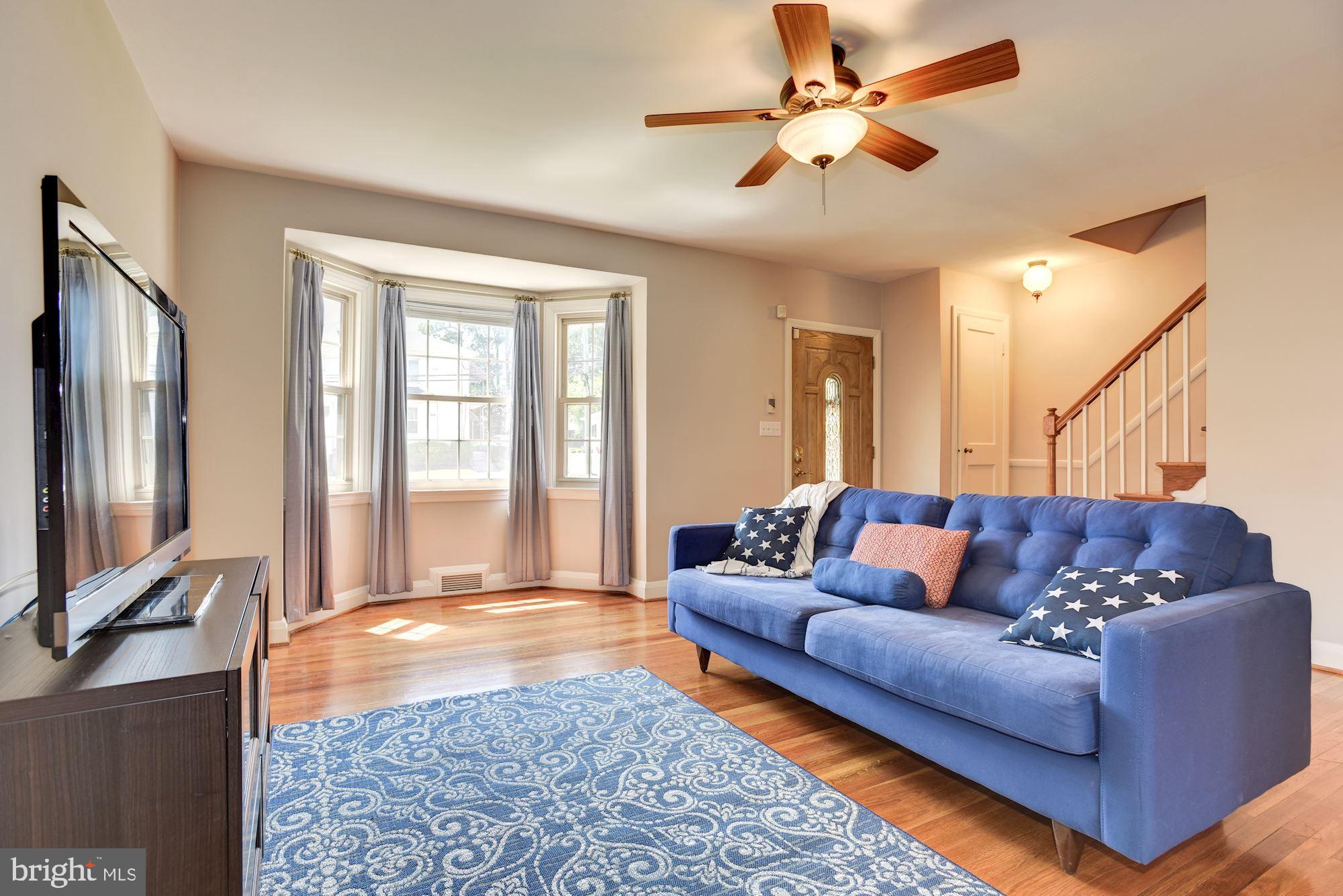 6338 Frederick Road Baltimore, MD 21228 - Photo 7 of 36 Living Room