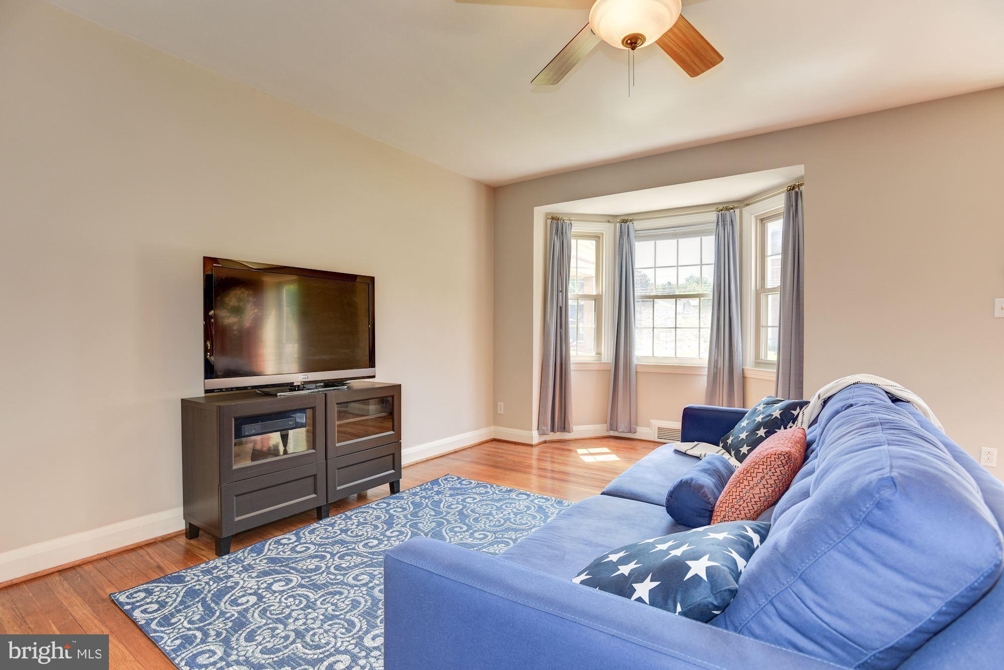 6338 Frederick Road Baltimore, MD 21228 - Photo 8 of 36 Living Room