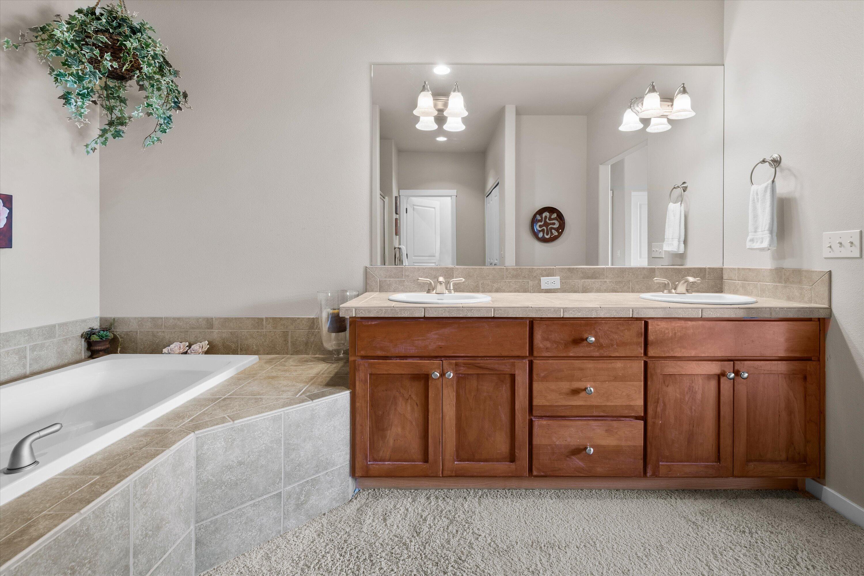 10879 Village Loop Redmond, OR 97756 - Photo 18 of 37 Primary en-suite bathroom
