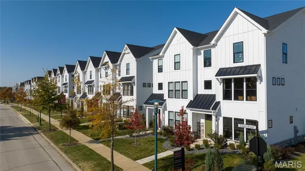 $870,900 | 16554 Yellow Wood Drive, Unit 51301, Chesterfield, MO 63005