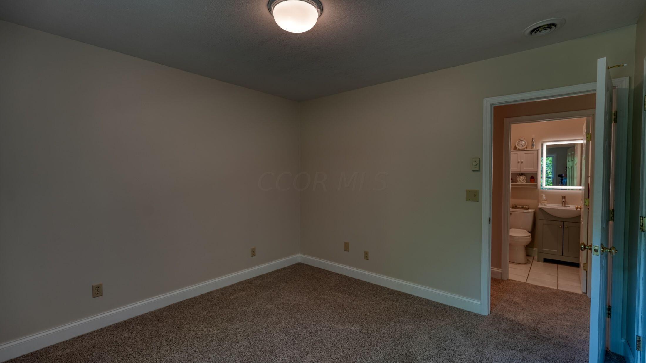 13182 Peacock Road Cambridge, OH 43725 - Photo 19 of 43 32GG0gYT
