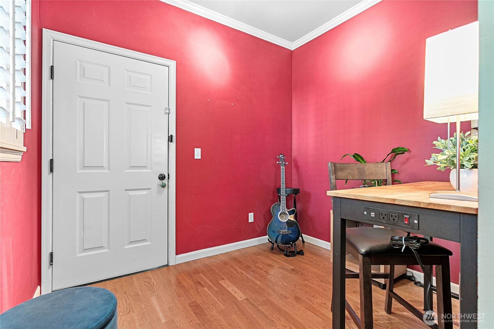 1384 Bayview Court, Unit E1 Blaine, WA 98230 - Photo 25 of 33 a view of a livingroom with a table and chairs
