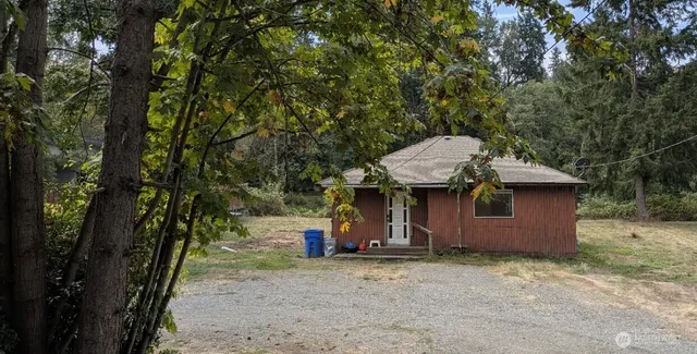 a view of a barn in the middle of a yard