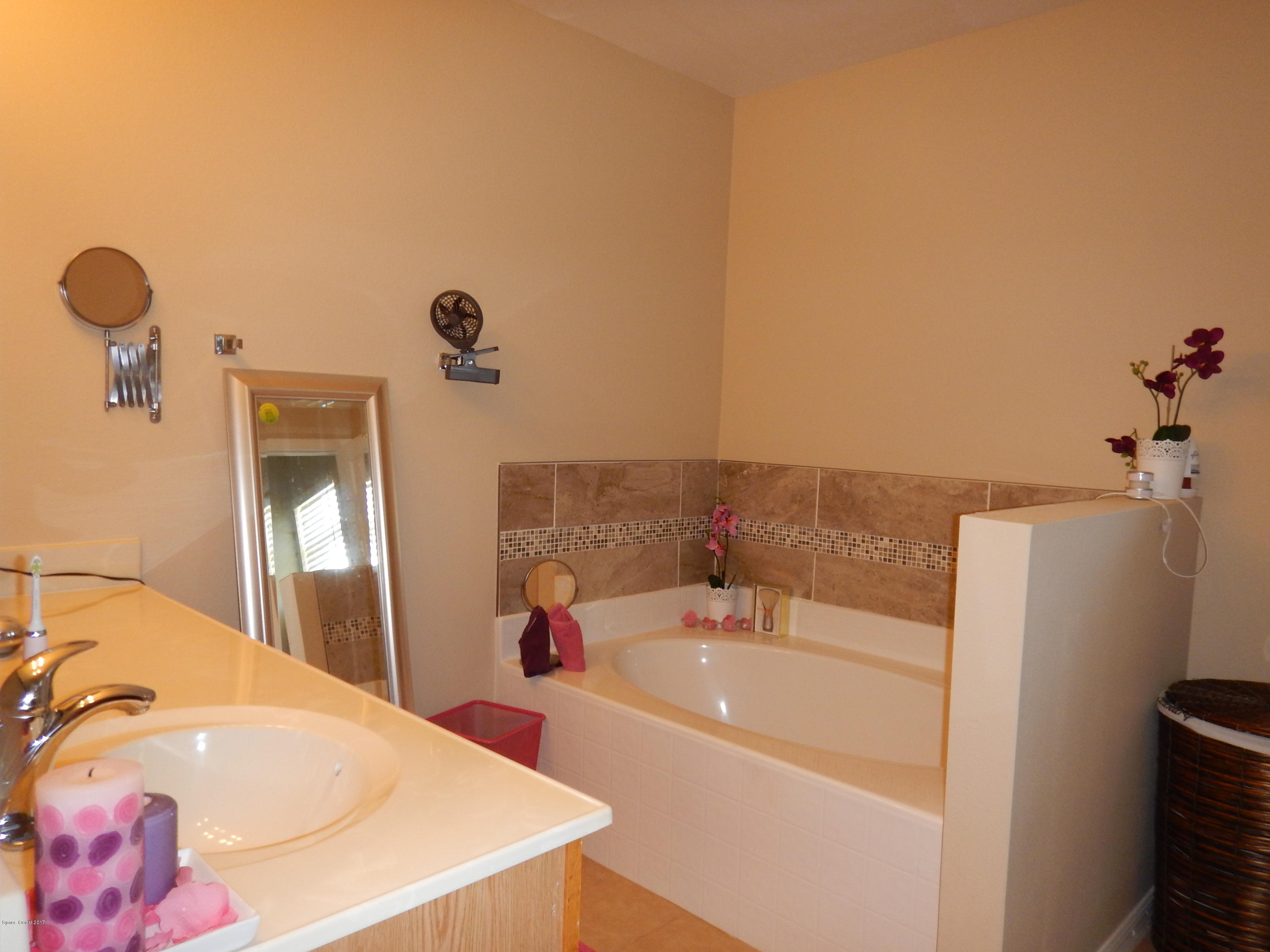 185 Benchor Road Northwest Palm Bay, FL 32907 - Photo 18 of 25 Master Bath