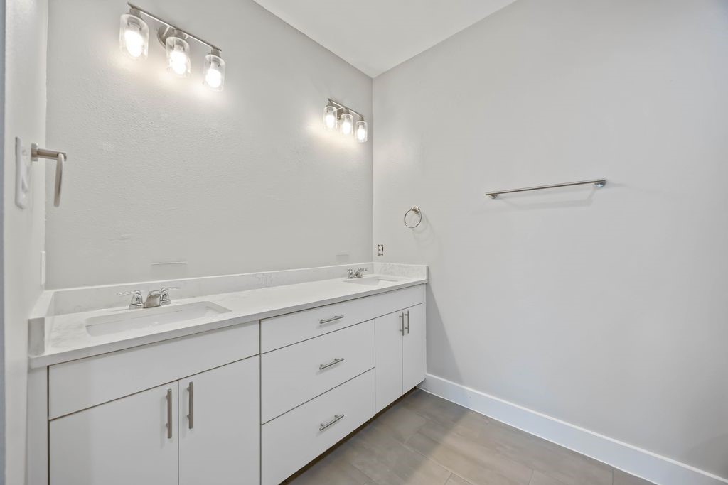 705 Gregg Street Houston, TX 77020 - Photo 20 of 27 a bathroom with a sink and a mirror