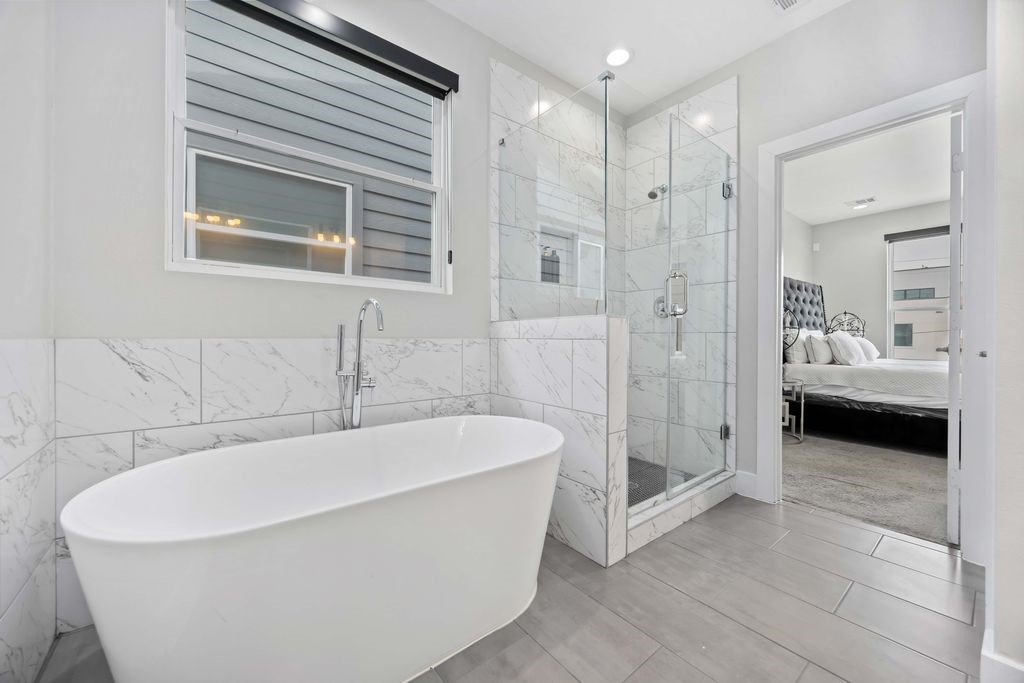 705 Gregg Street Houston, TX 77020 - Photo 21 of 27 a bathroom with a tub a sink and a shower