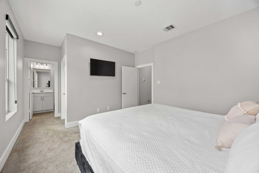 705 Gregg Street Houston, TX 77020 - Photo 24 of 27 a large white bed in a white room