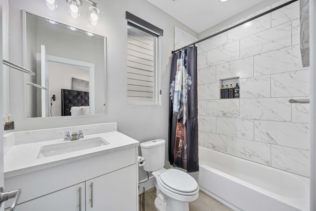 705 Gregg Street Houston, TX 77020 - Photo 26 of 27 a bathroom with a sink toilet and shower