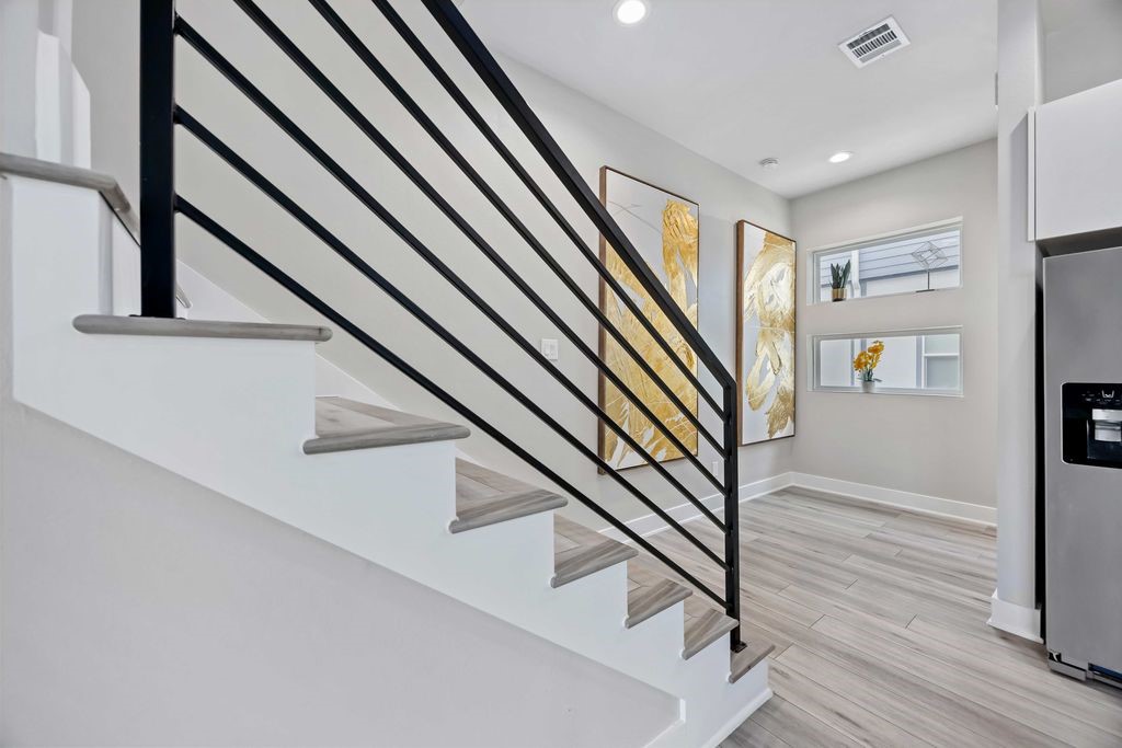 705 Gregg Street Houston, TX 77020 - Photo 7 of 27 a view of entryway