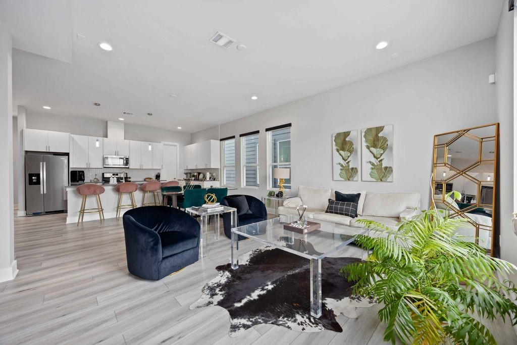 705 Gregg Street Houston, TX 77020 - Photo 8 of 27 a living room with furniture kitchen view and a table