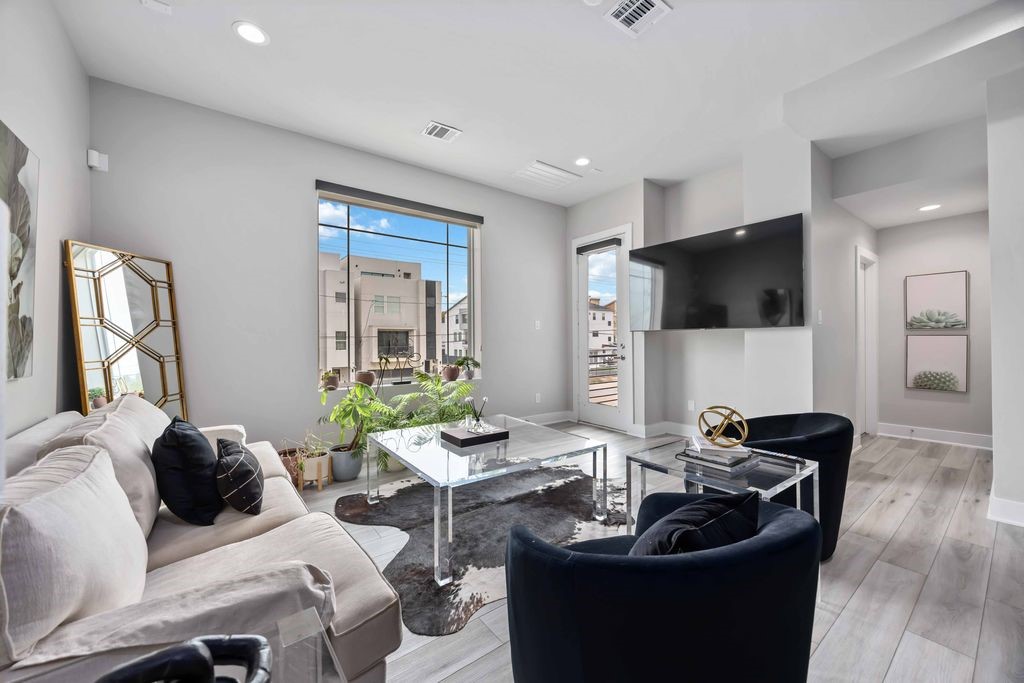 705 Gregg Street Houston, TX 77020 - Photo 9 of 27 a living room with furniture and a flat screen tv