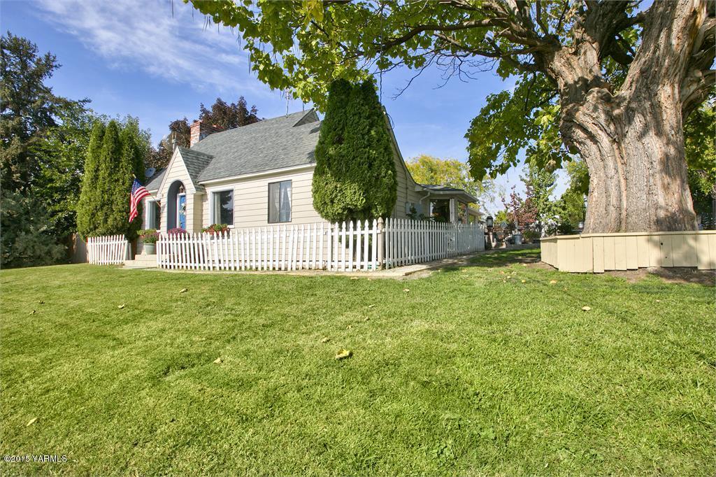 961 Gurley Road Granger, WA 98932 - Photo 4 of 34 front view of a house with a yard