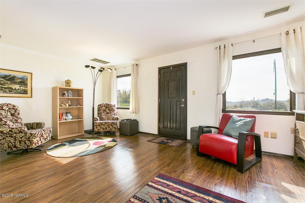 961 Gurley Road Granger, WA 98932 - Photo 8 of 34 a living room with furniture and wooden floor