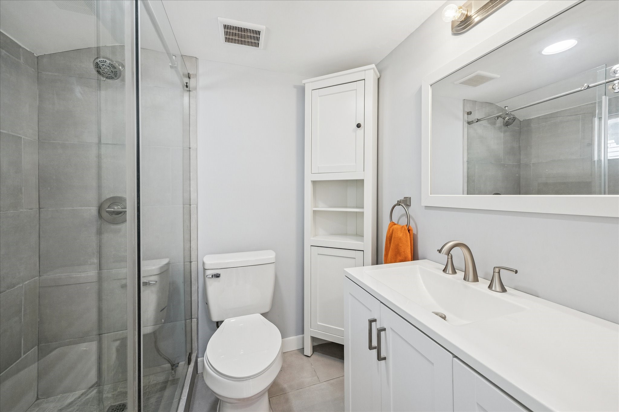 825 Merrill Street Houston, TX 77009 - Photo 29 of 37 Full bath with a glass enclosed shower.