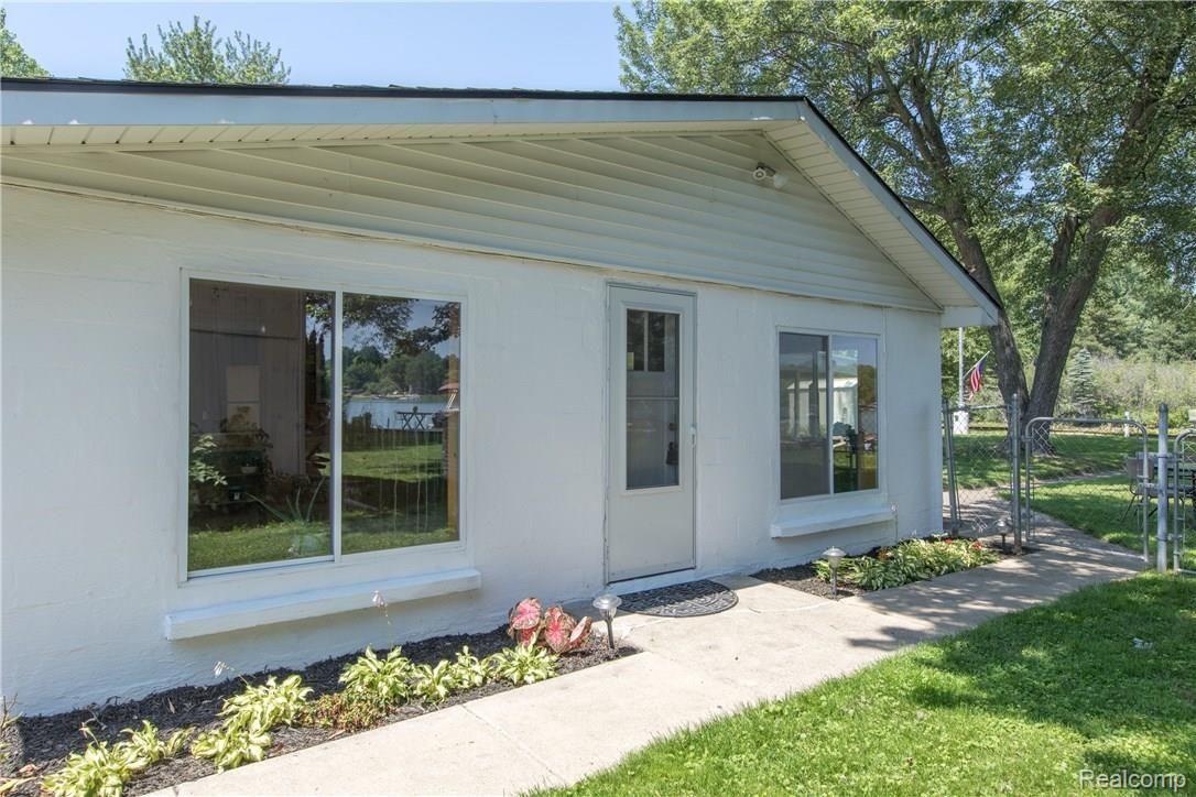 217 Reymont Road Waterford, MI 48327 - Photo 12 of 30 Inviting Approach