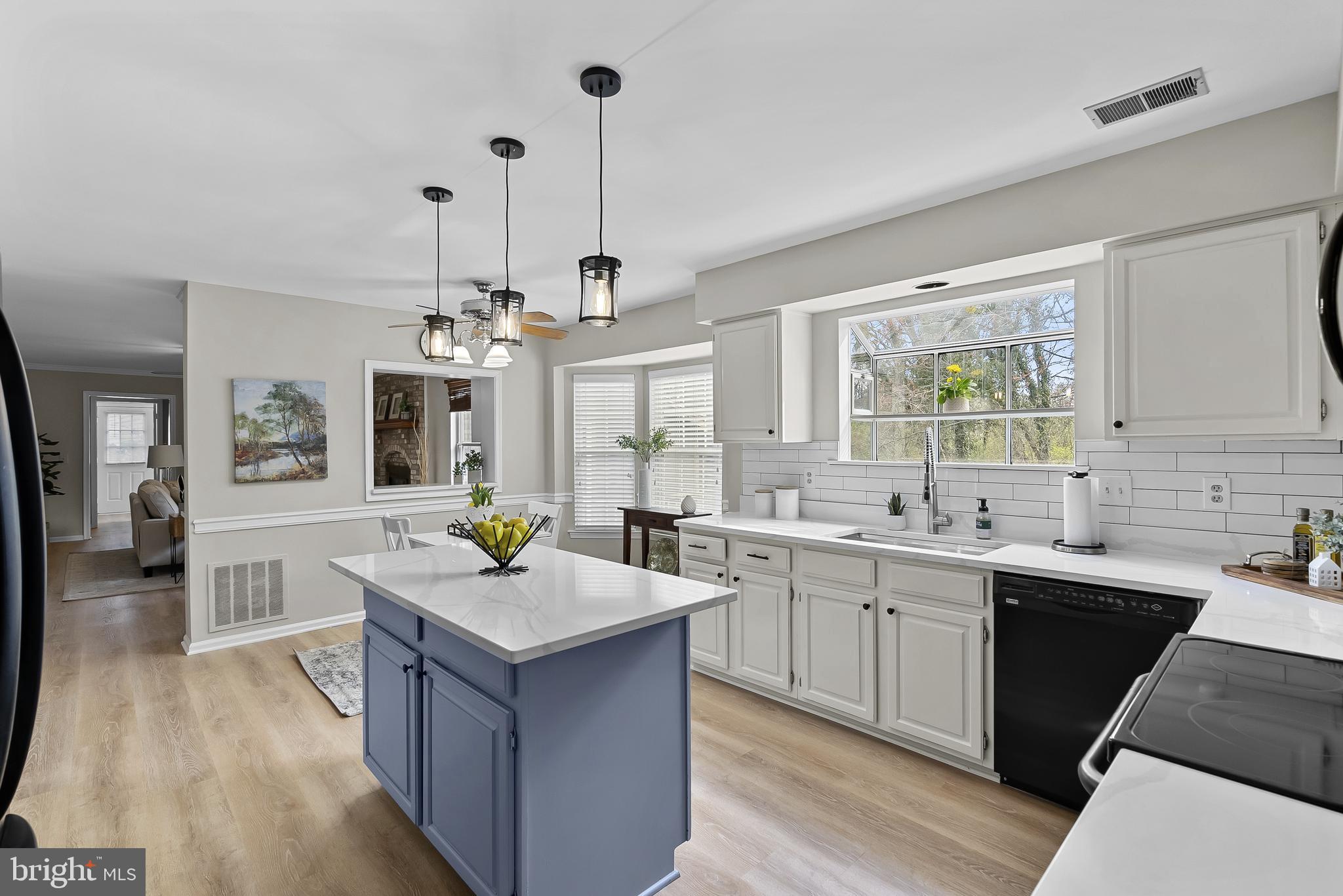 3 Moss Road Sterling, VA 20165 - Photo 19 of 77 Gorgeous Sunny & Bright Kitchen w/ Window Box