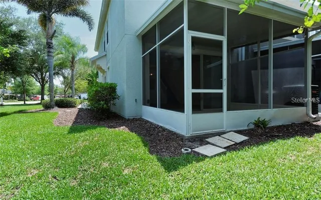 a view of a back yard