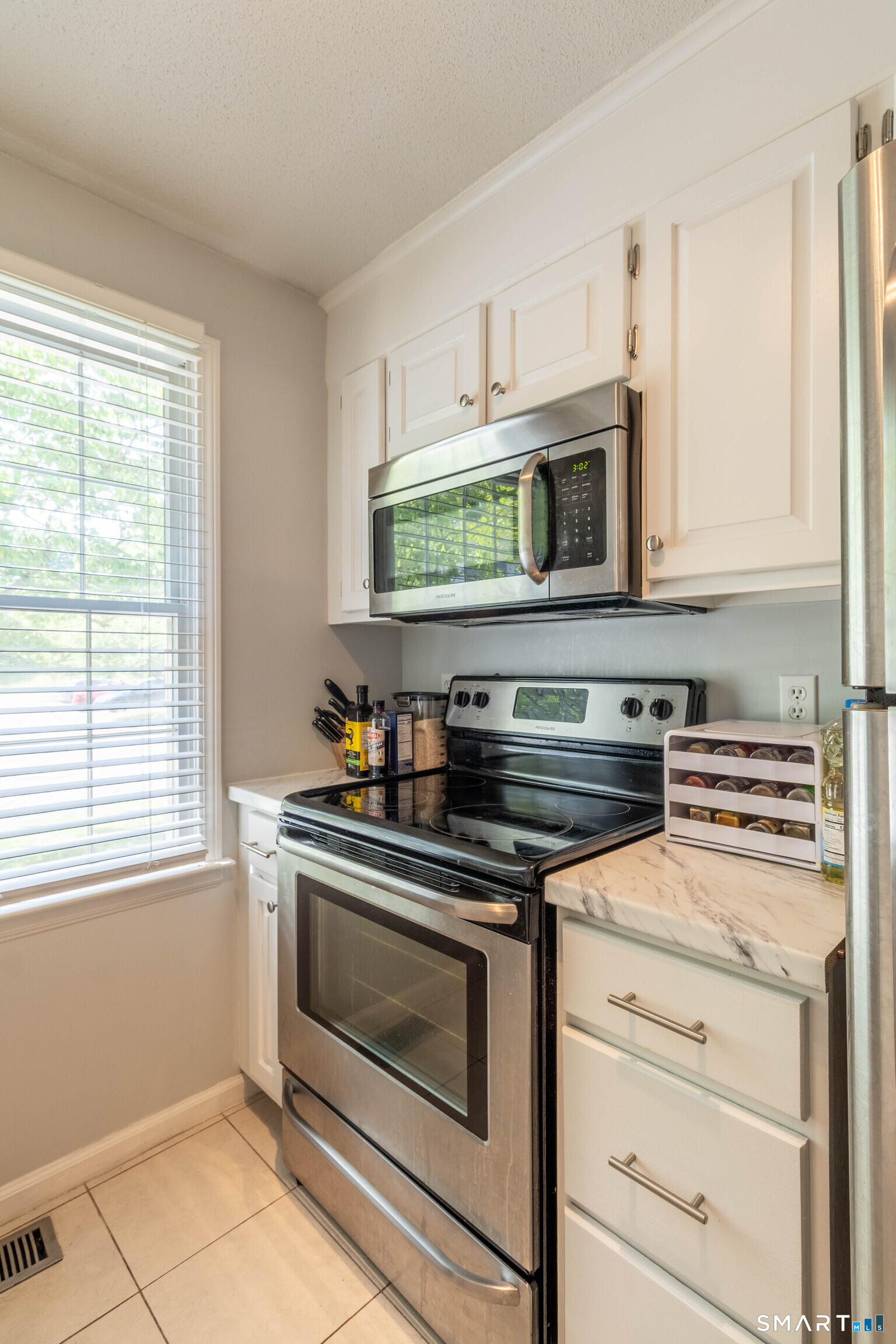 283 Strawberry Circle Windsor, CT 06095 - Photo 4 of 30