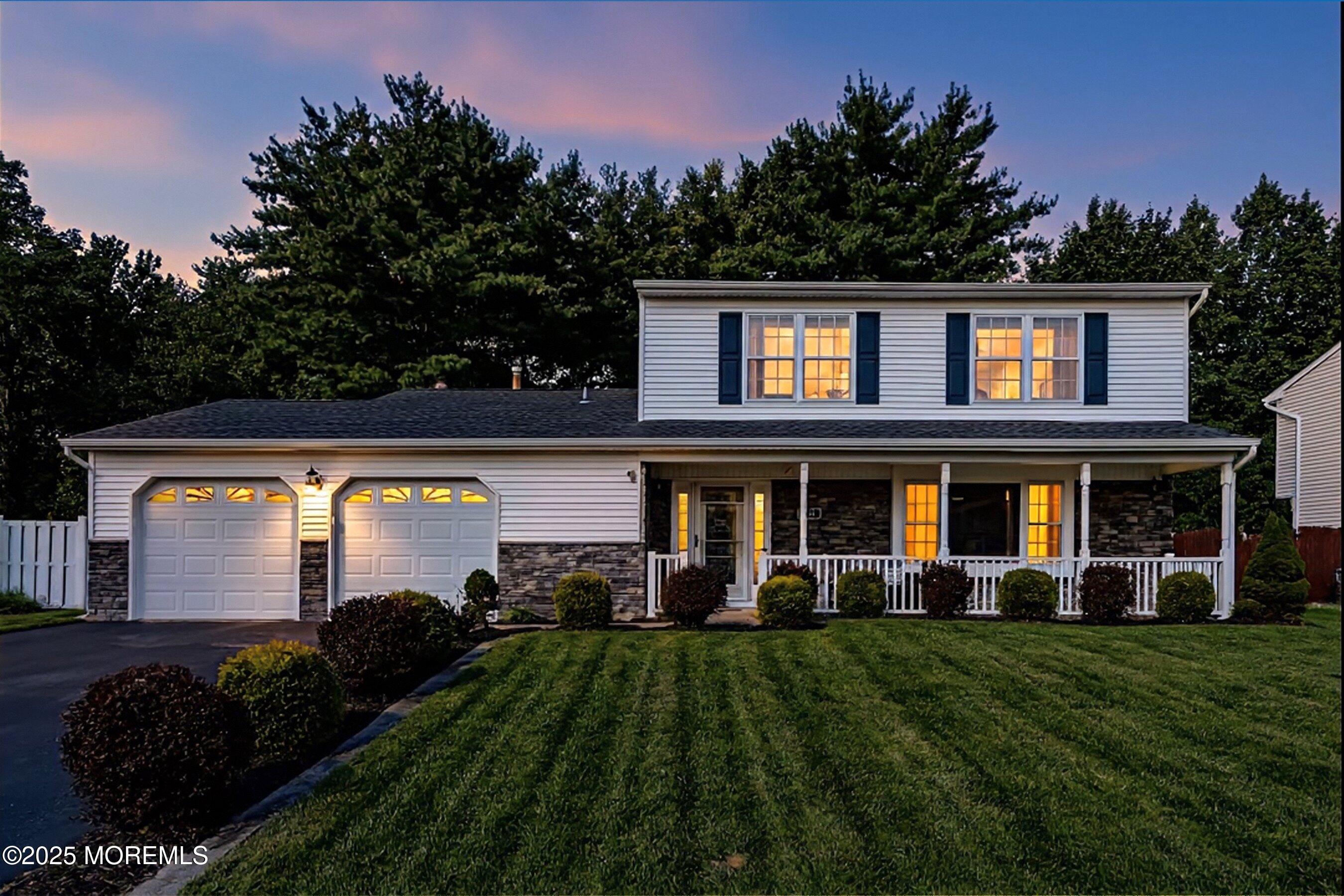 a view of a house with backyard and garden