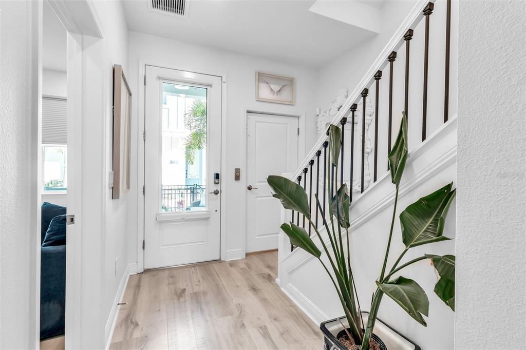 2554 Ruffing Court Sarasota, FL 34237 - Photo 4 of 32 Gallery Image 4