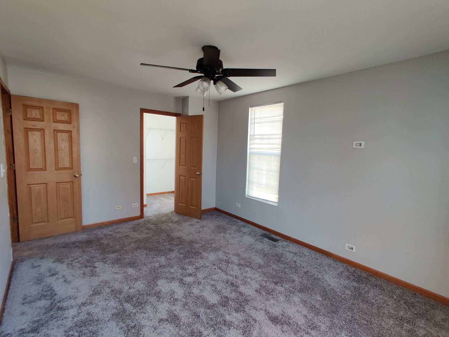 889 Symphony Drive Aurora, IL 60504 - Photo 18 of 24 an empty room with windows and cabinet