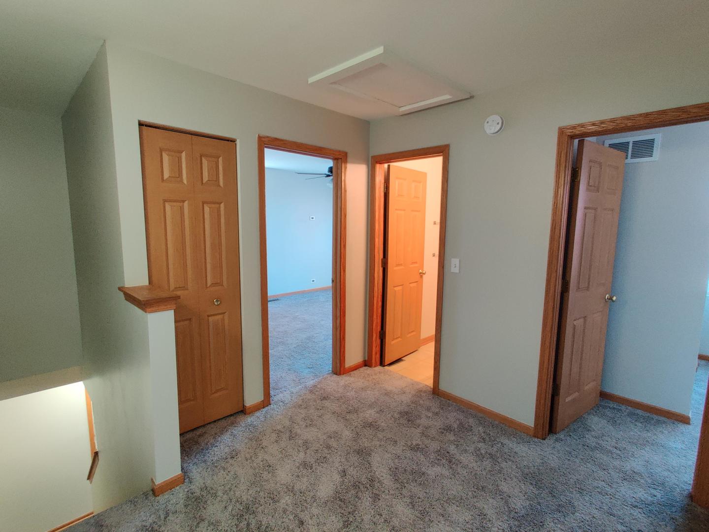 889 Symphony Drive Aurora, IL 60504 - Photo 21 of 24 an empty room with windows and closet