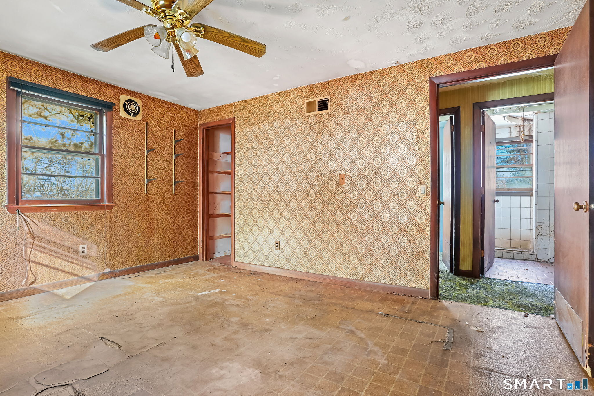 26 George Washington Turnpike Burlington, CT 06013 - Photo 15 of 40 en view interior of a house and an entryway