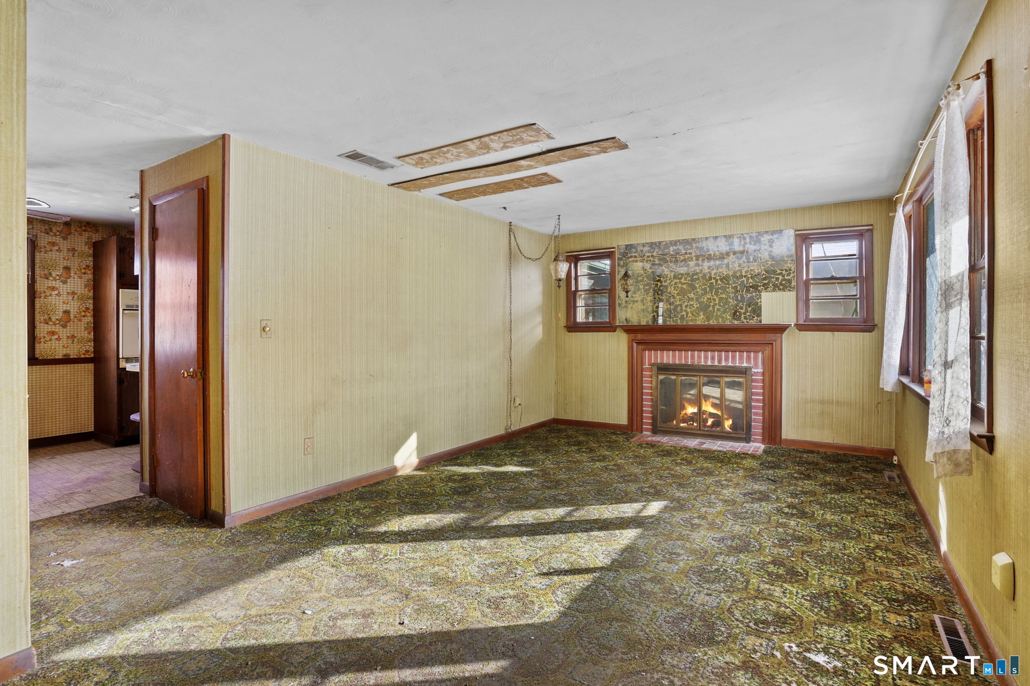 26 George Washington Turnpike Burlington, CT 06013 - Photo 3 of 40 a view of empty room with front door