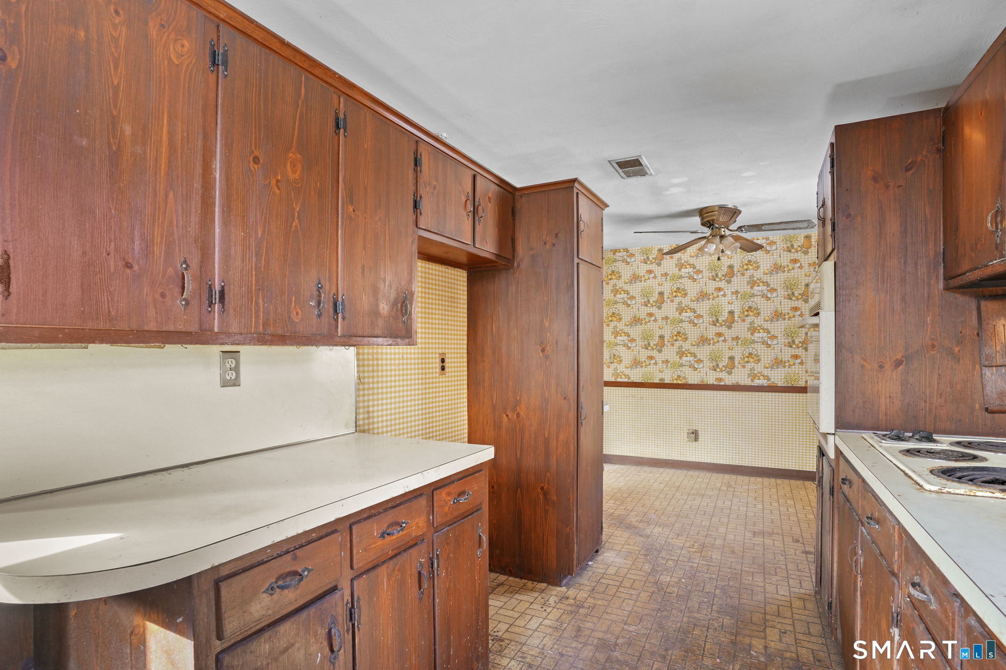 26 George Washington Turnpike Burlington, CT 06013 - Photo 8 of 40 a kitchen with a stove and a refrigerator