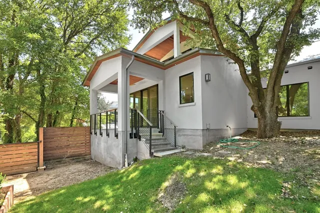 $5,700 | 901 Bouldin Avenue, Unit B, Austin, TX 78704