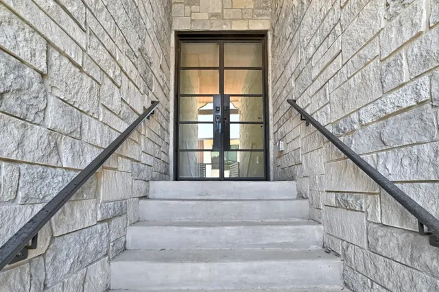 $5,700 | 901 Bouldin Avenue, Unit B, Austin, TX 78704