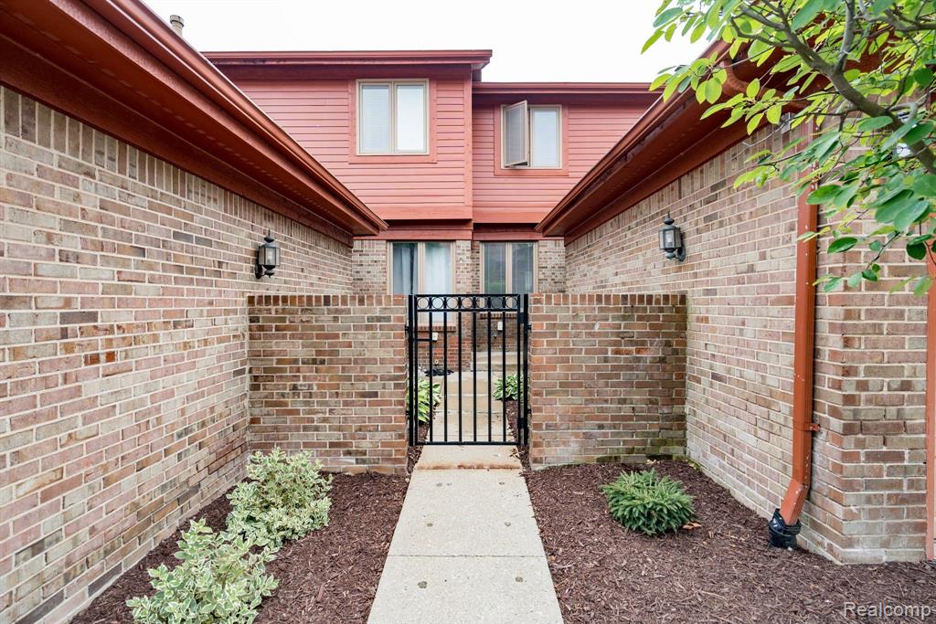 874 Green View Court Rochester Hills, MI 48307 - Photo 2 of 33 Gallery Image 2