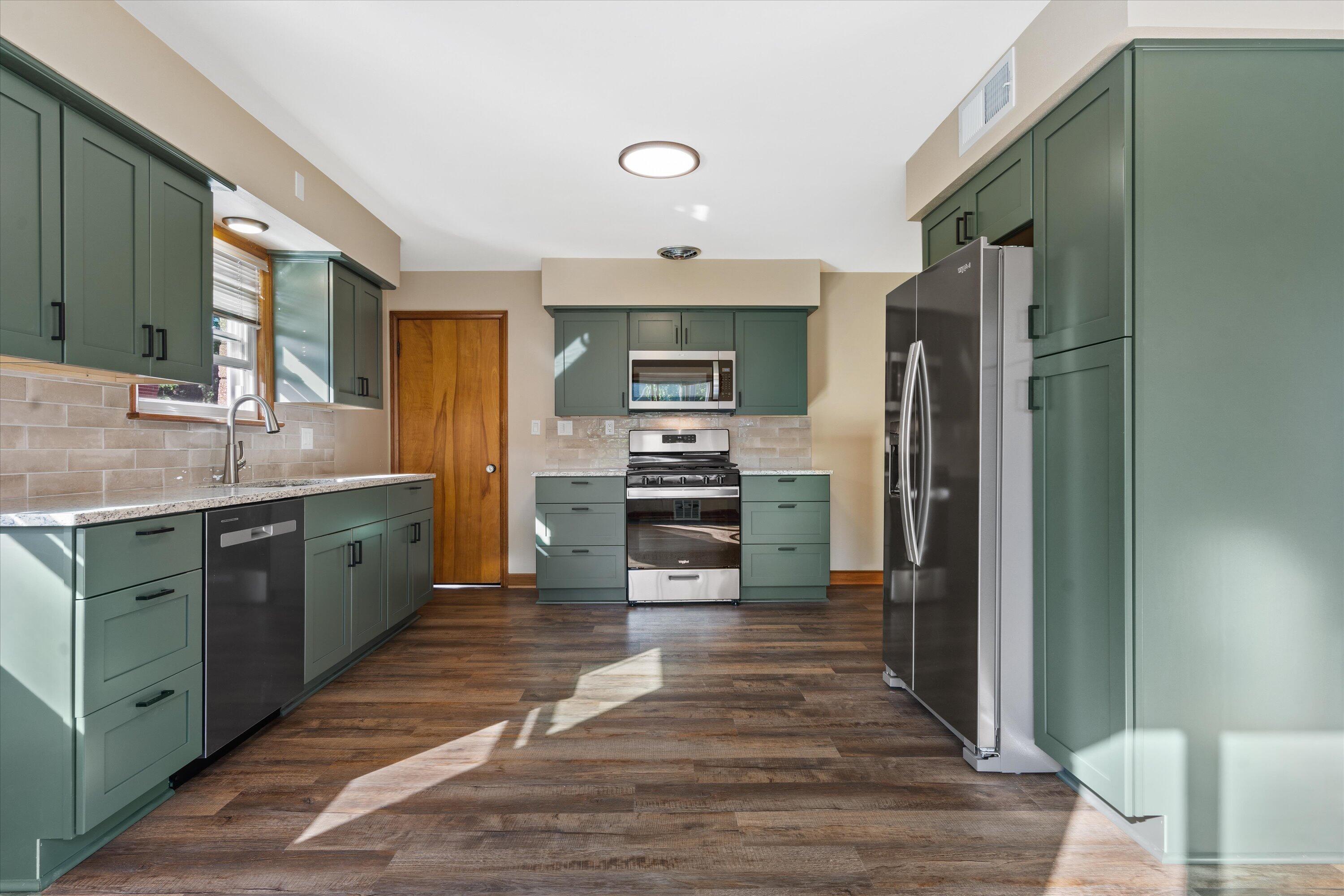 3251 North 94th Street Milwaukee, WI 53222 - Photo 4 of 29 Bright & Bold!