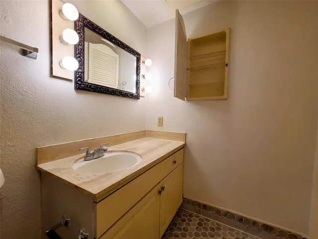 $1,100 | 10248 Regal Oaks Drive, Unit A, Dallas, TX 75230