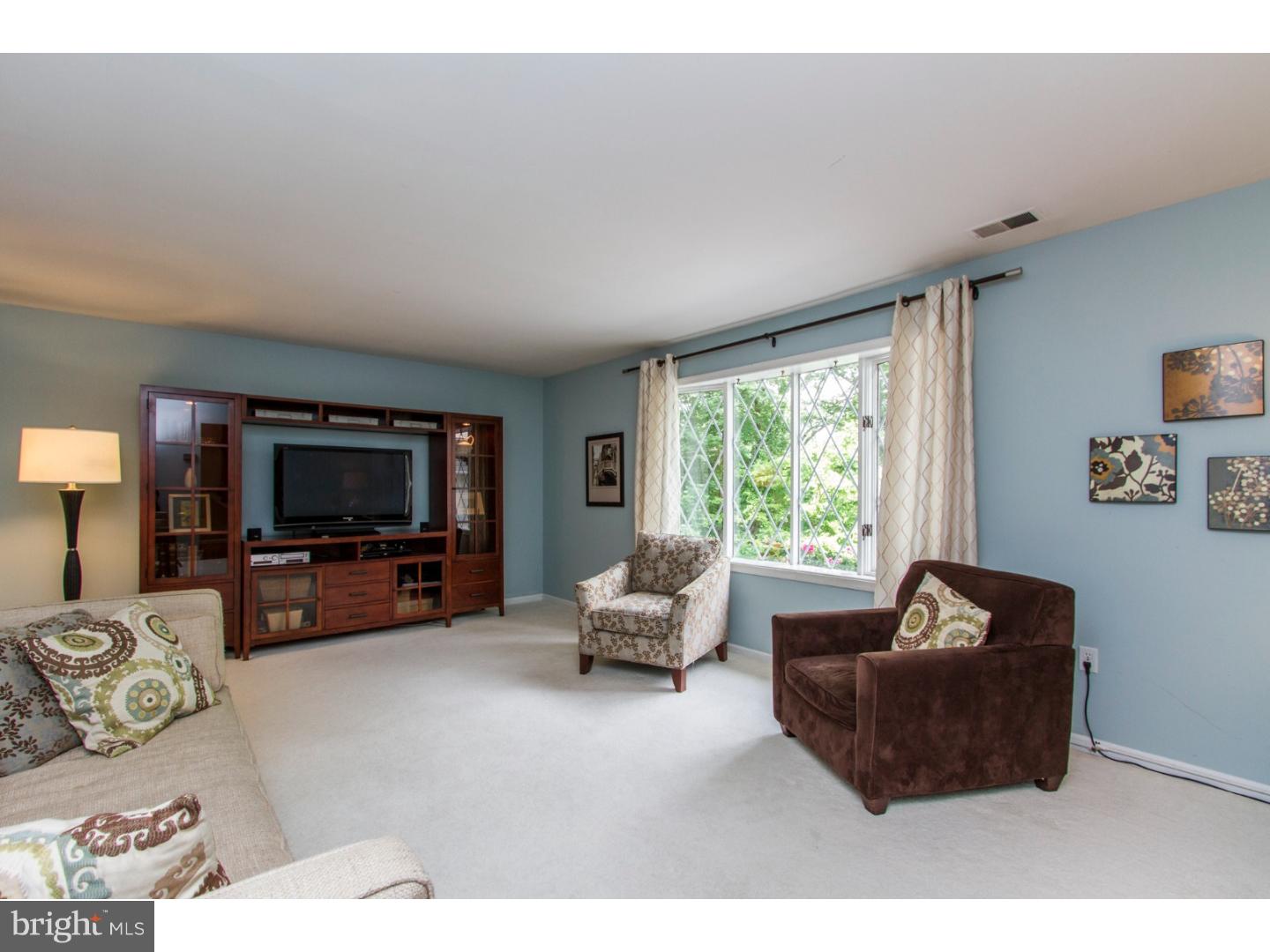 365 Ellis Road Havertown, PA 19083 - Photo 12 of 25 Living Room