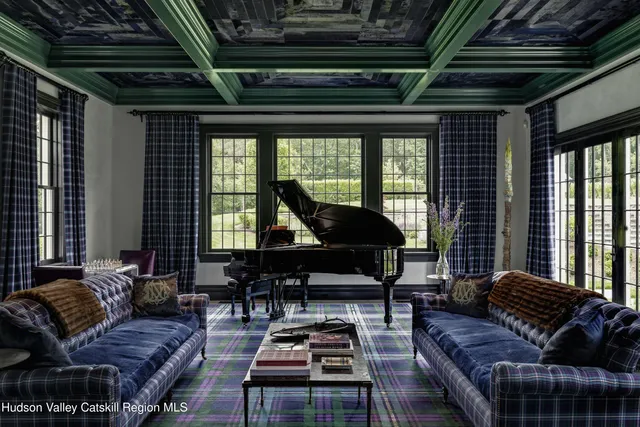 a view of a livingroom with furniture