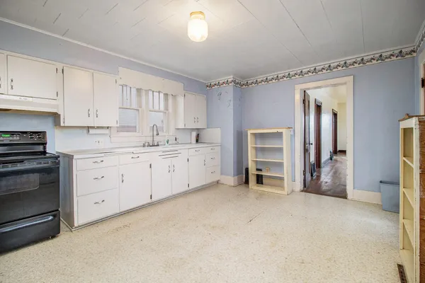 $179,900 | 603 East Dowland Street, Ludington, MI 49431